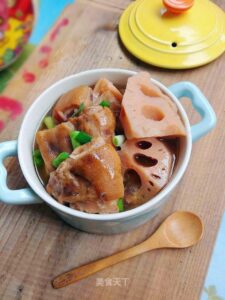 Braised pork leg with lotus root 
