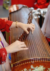 playing guzheng